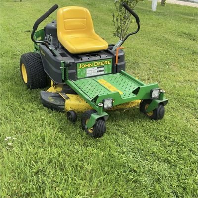 Tondeuse autoportée sur une pelouse